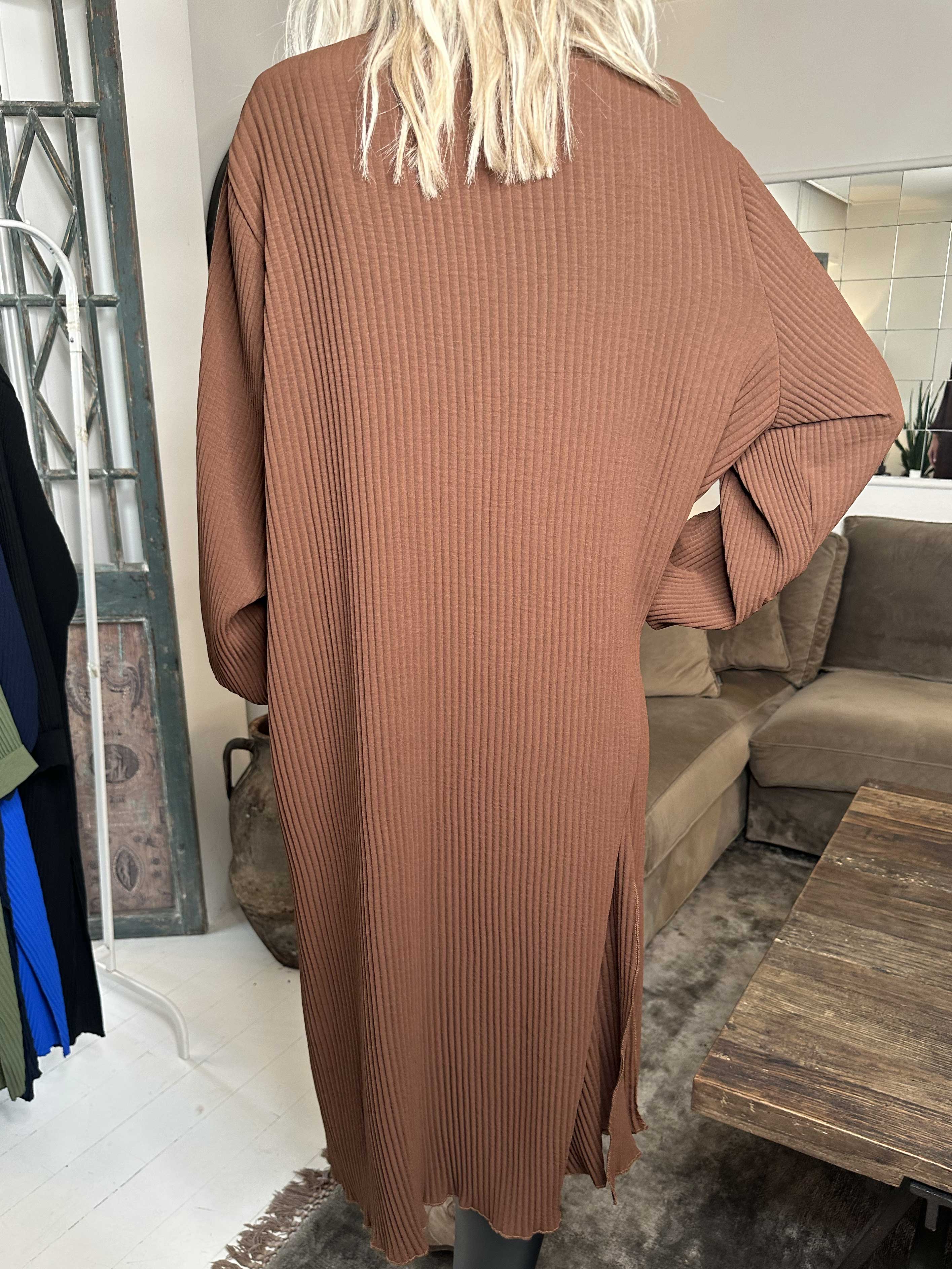 Lenora - Lang plisseret kjole med knapper